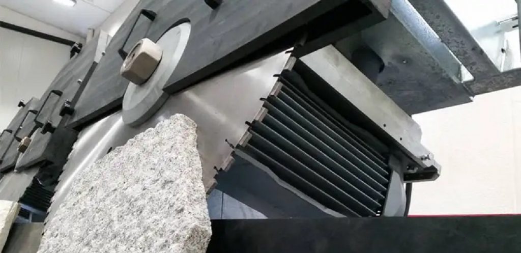 Stone cutting machine