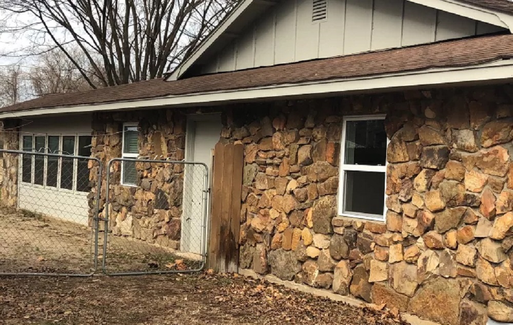 Removing yellowing of stone facades
