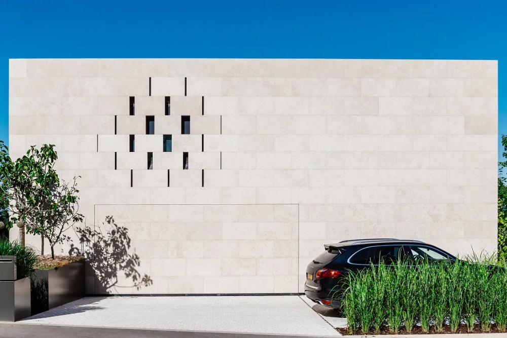 Facade stone for wet areas